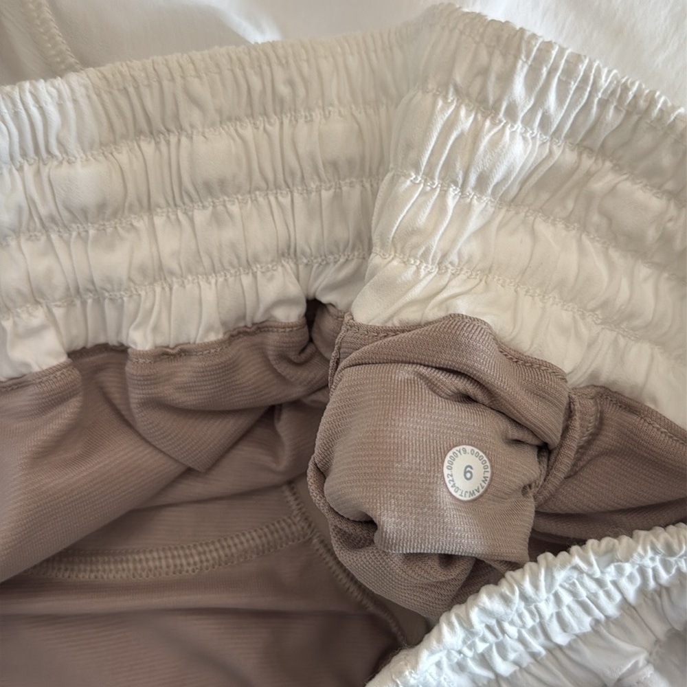 Lululemon Hotty Hot High-Rise Lined Short 2.5" - Picture 4 of 9